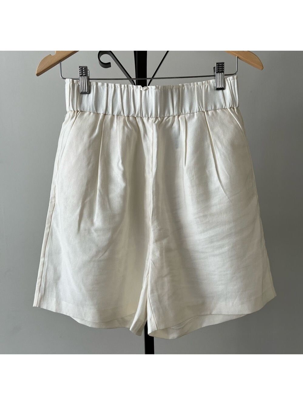 H&M Elasticized Waist Band Shorts, Size Small, Colour Cream.